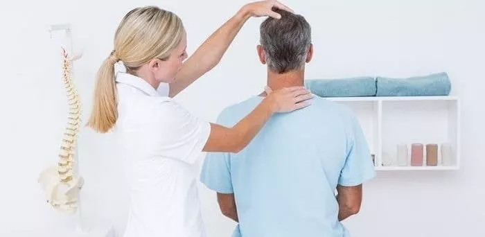 آرتروز گردن؛ یک عارضهی دردآور 7 یک پزشک خوب و درمان آرتروز و درد گردن