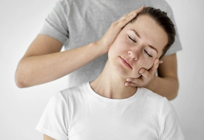 گرفتگی گردن؛ اپیدمی جهانی 5 حرکات کششی و ماساژ کمک زیادی به کاهش درد گردن میکنند.