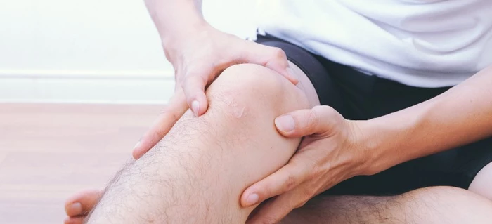 دلایل صدا دادن زانو؛ چرا زانوهای ما شروع به آواز خواندن میکنند؟ 3 صدا دادن زانو معمولا مسئله جدیای نیست و جای نگرانی ندارد.