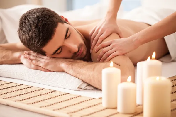 ماساژ درمانی چیست و انجام آن چگونه باعث از بین رفتن دردهای بدن میشود؟ 5 فواید ماساژ درمانی