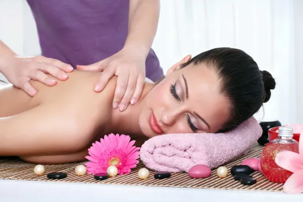 ماساژ درمانی چیست و انجام آن چگونه باعث از بین رفتن دردهای بدن میشود؟ 9 ماساژ درمانی