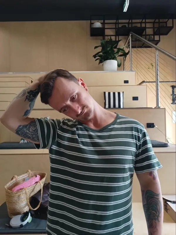 خداحافظی با قوز و درد گردن؛ معرفی حرکات اصلاحی گردن رو به جلو 9 حرکت اصلاحی سر و گردن به جلو